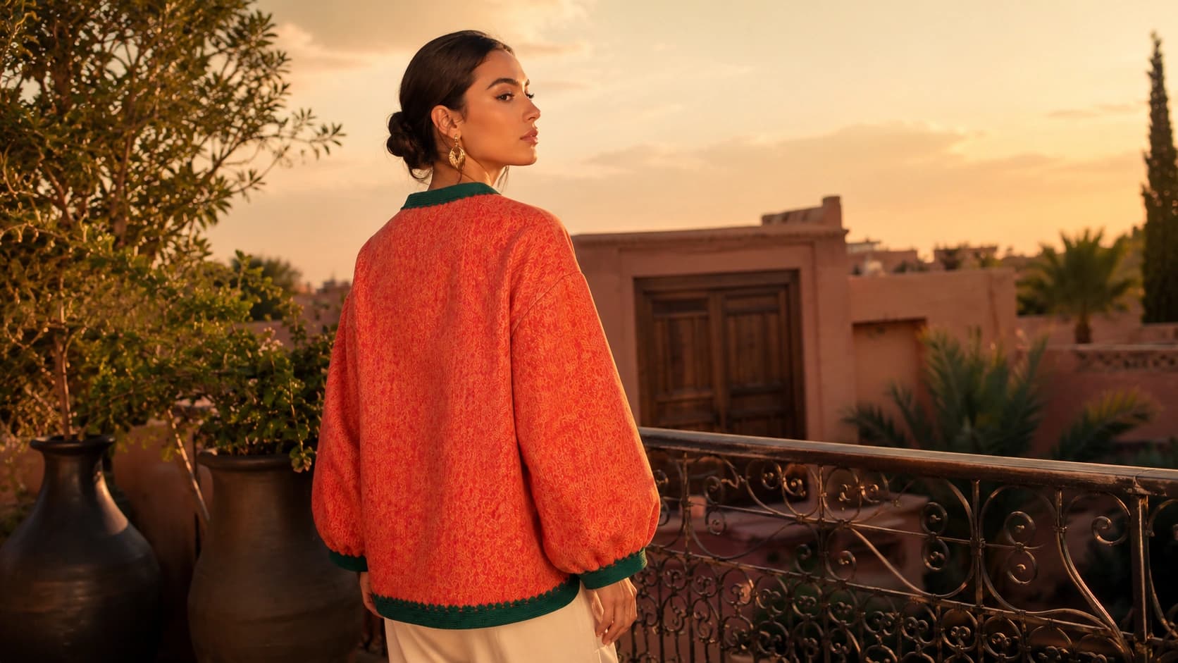 Veste corail sur une terrasse